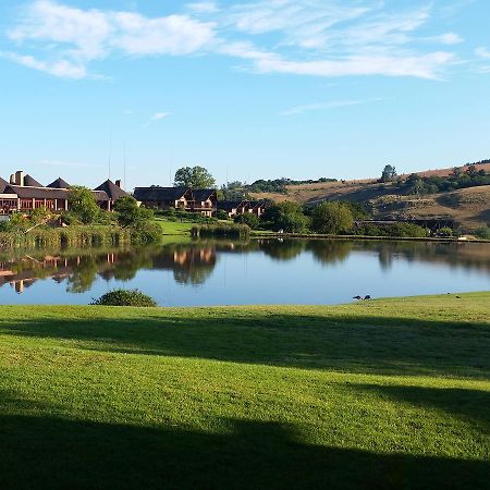 Kloofzicht Lodge & Spa Krugersdorp Kültér fotó The village of Sunstone
