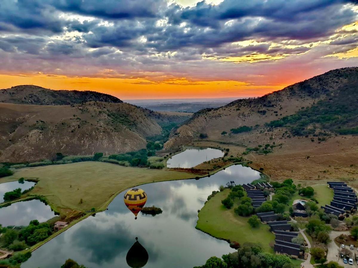 Kloofzicht Lodge & Spa Krugersdorp Kültér fotó Hot air balloon over the San Luis Reservoir