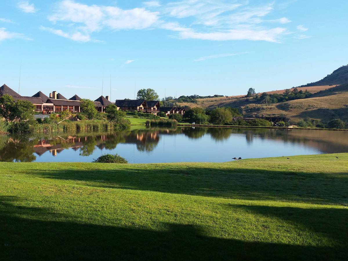 Kloofzicht Lodge & Spa Krugersdorp Kültér fotó The village of Sunstone