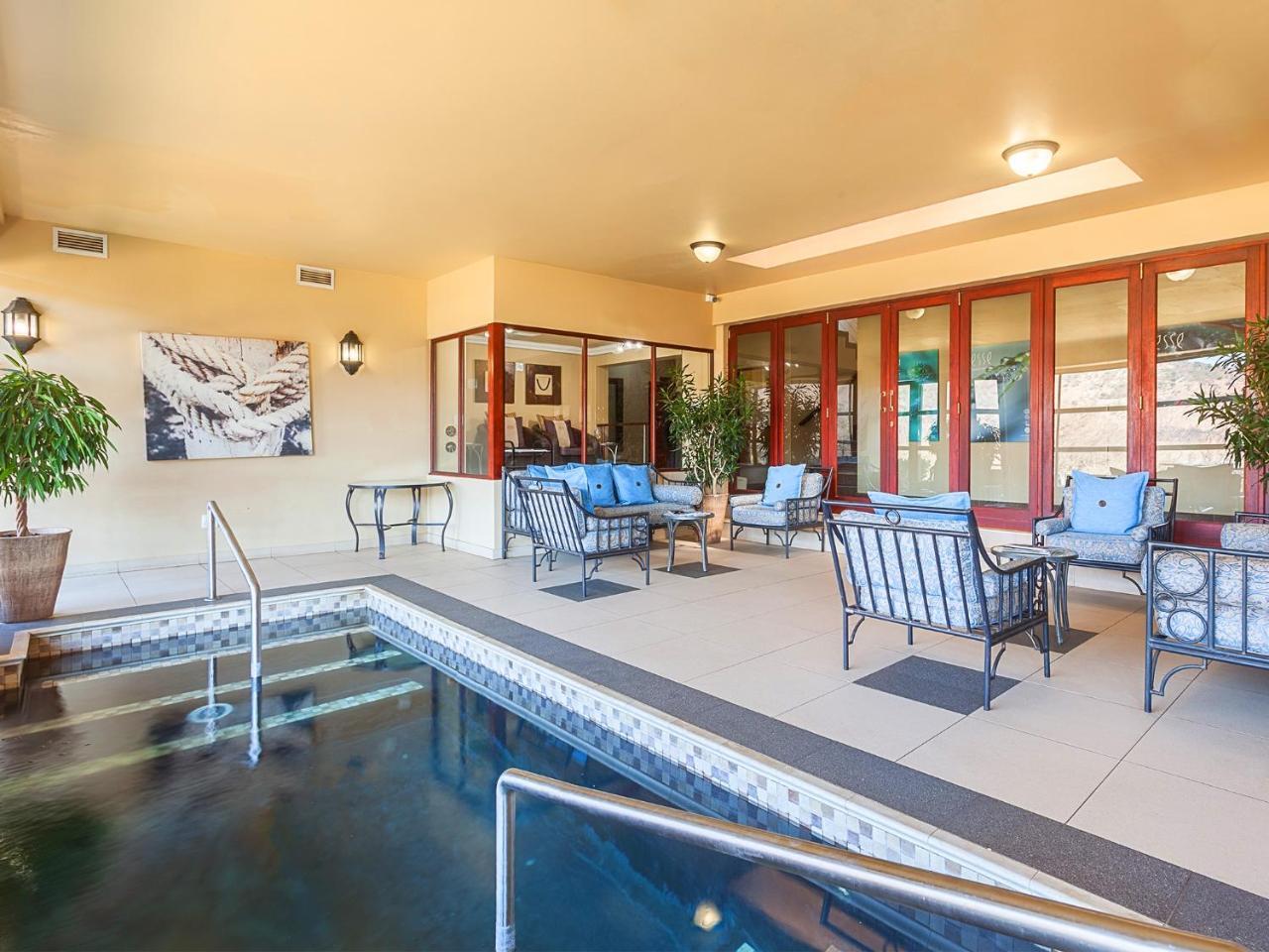 Kloofzicht Lodge & Spa Krugersdorp Kültér fotó The pool at the 1010 Chestnut Street clubhouse